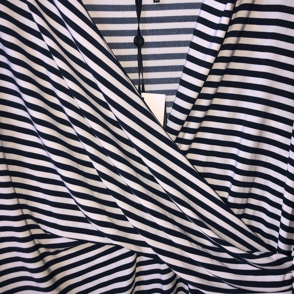 Beautiful DKNY Poly-spandex Cowl Neck Top - Picture 3 of 3